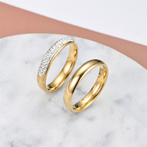Anel de Casal em Zircônia Dourada Fosca 4mm, Anel de Noivado Diário, Anel Banhado a Ouro 18K, Anel de Aço Inoxidável para Homens e Mulheres - Product Image 1