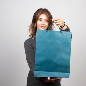 Sac fourre-tout de luxe en papier kraft avec poignées torsadées pour le shopping et les cadeaux pour femmes - Product Image 1