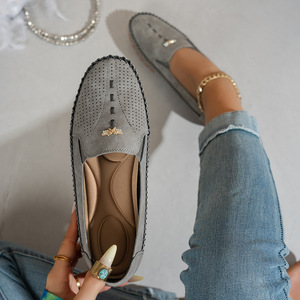 Mocassins pour femmes avec décorations métalliques, chaussures décontractées à enfiler, ballerines confortables en PU pour le bureau et le quotidien, vente en gros et personnalisation - Product Image 4