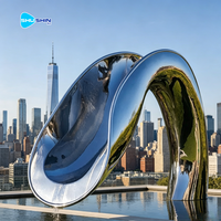 Sculpture de toboggan de piscine moderne 3D en acier inoxydable 316 poli de luxe pour l'élément aquatique de piscine extérieure