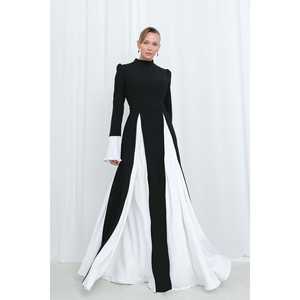 Robe de soirée moderne pour femme musulmane, noire, en satin écru, coupe trapèze, col montant, taille empire, avec détails de panneaux contrastants 17012ELB - Product Image 1