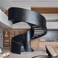 Escalier hélicoïdal design pour intérieur de luxe avec effet de marches flottantes et balustrade en verre sur mesure