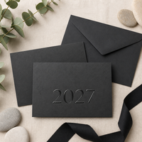 Carte de vœux personnalisée 2027 en papier texturé gris anthracite avec vernis UV en relief et impression de logo OEM sur l'enveloppe