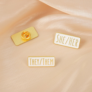 Ingrosso Nuovi 2026 Spille in Smalto Personalizzate, Molto Richieste, Semplici Spille con Pronomi, Stampa Serigrafica HE HIM SHE HER THEY THEM - Product Image 2