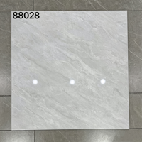 Carrelage en porcelaine pleine masse 800x800 effet marbre gris veiné continu, finition brillante, pour projets de villas