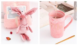 Artículos de venta rápida Hermosa Taza de cerámica Rosa alta Cuchara Toalla de oso de peluche o conejo rojo de red para regalos de recuerdo de boda personalizados - Product Image 5