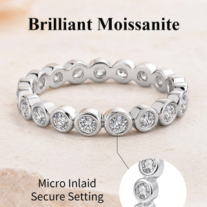 Anillo apilable de eternidad de moissanita personalizado para mujer, chapado en oro blanco de 18 quilates, engaste de bisel, banda de eternidad completa delicada, color D, VVS1 - Product Image 2