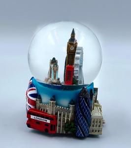 Globe à neige personnalisé avec les monuments de Londres : design Union <span class=keywords><strong>Jack</strong></span> avec bus rouge et garde royale - Ornement cadeau - Product Image 3