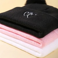 Lindo gorro de punto para bebé con bordado de doble amor y doble pompón Cómodo en la piel Cálido Diseño de imagen elegante