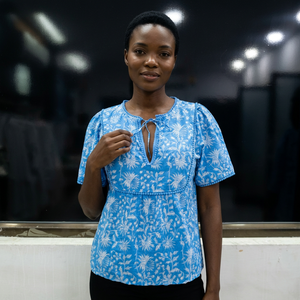 Chemisier Femme Bleu à Imprimé Floral, Manches Courtes, Col en V, Brodé, Décontracté, Printemps-Été, 100% Coton, Coupe Classique, Respirant - Product Image 4