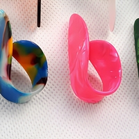 Vente en gros à prix avantageux : Médiators de guitare en celluloïd colorés et médiators de pouce pour guitare électrique et basse