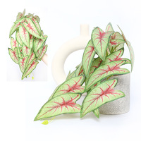 Tanaman Plastik Buatan Hijau dalam Pot Caladium Dekoratif Dalam Ruangan Tanaman Rambat Palsu untuk Dekorasi Rumah dan Pernikahan.