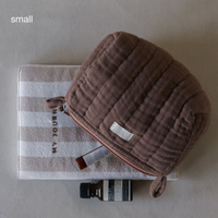 Großhandel: Personalisierte minimalistische Kosmetiktasche aus Musselin-Baumwolle mit doppelter Gaze, vertikal gesteppt, mit Reißverschluss, für Reisen und Aufbewahrung