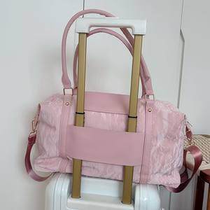 Bolsa Deportiva Rosa de Gran Capacidad con Cierre de Cremallera, Ligera, para Viajes, Gimnasio o Maternidad, con Adorno de Oso - Product Image 2