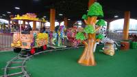 Tour de train électrique professionnel de haute qualité FRP + en acier pour les centres commerciaux d'écoles de parcs d'attractions
