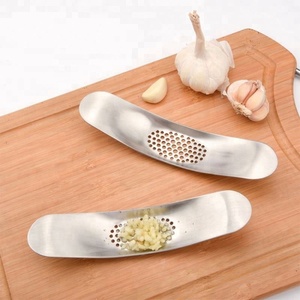 Prensa de Ajo de Acero Inoxidable con Cepillo de Limpieza y Estuche de Almacenamiento, Juego de 3 Piezas - Product Image 1