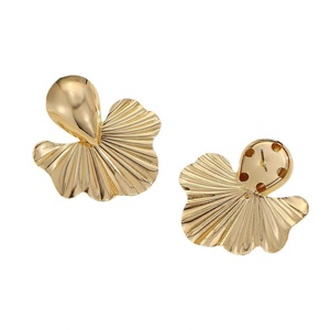 Pendientes de tuerca de metal irregular chapados en oro, estilo punk, con diseño de concha y hoja de loto, exagerados y de moda, para mujer, joyería de fiesta al por mayor - Product Image 5