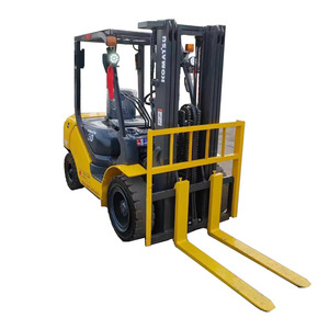 Montacargas Diésel Japonés Komatsu Usado de 3 Toneladas FD30-17, Mástil de Dos Etapas de 4.5m, Accesorio de Desplazamiento Lateral para Motor con Tracción en las 4 Ruedas - Product Image 1