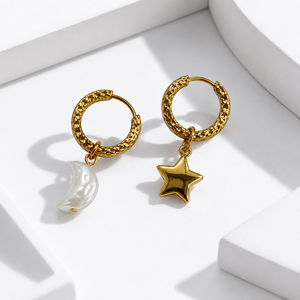 Boucles d'oreilles créoles asymétriques en acier inoxydable plaqué or 14K sous vide avec fausses perles et étoiles pendantes - Product Image 1