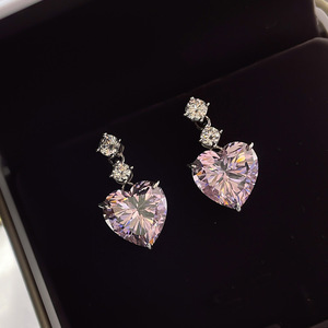 Graziosi orecchini a forma di cuore per donna con accenti di cristalli scintillanti, gioielli da indossare tutti i giorni - Product Image 3