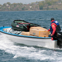 Bateau banane et de pêche, hors bord en fibre de verre, — 7m