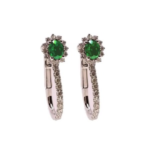 Boucles d'oreilles créoles Huggie Hong Kong KOK en or blanc massif 18 carats, design classique sur mesure, émeraude ovale grande taille sertie griffe, cadeau de mariage - Product Image 1