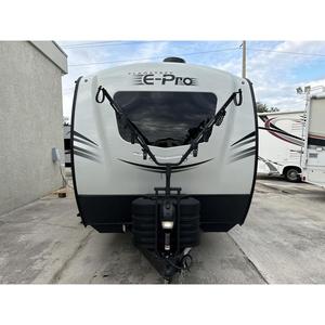 รถพ่วง Forest River Flagstaff E-Pro 20FBS รุ่นปี 2025 ขนาดเล็กทันสมัย ขับเคลื่อน 4 ล้อ ระบบกันสะเทือนอิสระ สีเทาสวยงาม ขนาด 2 ตัว - Product Image 2