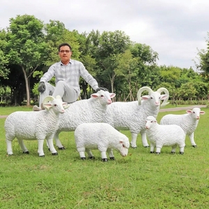 Estatua de <span class=keywords><strong>Oveja</strong></span> de Resina Realista Blanca para Jardín, Escultura de Carnero Resistente a la Intemperie para Decoración de Animales de Granja - Product Image 1