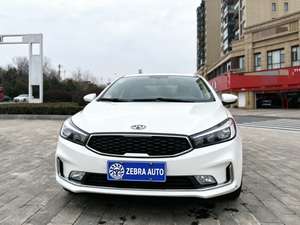 Voiture d'occasion bien entretenue Kia 2017 K3 1.6GLS Édition Spéciale 15e Anniversaire Semi-Automatique Extérieur Blanc Voiture Économe en Carburant - Product Image 2