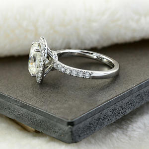 Bague de fiançailles Q567 pour femme en or blanc avec diamant naturel taille coussin couleur D et sertissage halo - Product Image 4