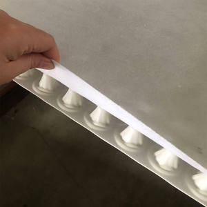 Tabla de drenaje de plástico de alto flujo con canales para paisajismo y drenaje trasero de muros de contención - Product Image 1