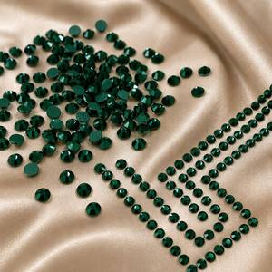 Strass en verre éco-responsable thermocollant, vert émeraude, vert permanent, luxuriant et précieux, pour Noël et les célébrations festives - Product Image 6