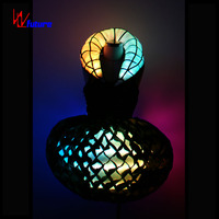 Costume de sorcière enchanteur orné de paniers à ballons éclairés par LED, parfait pour les rassemblements magiques, les nuits d'Halloween, les célébrations
