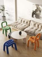 Chaise de salle à manger Ins Klein en velours, style créatif audacieux, inspirée des designers, géométrique, minimaliste, style crémeux, avec dossier et tapis antidérapant