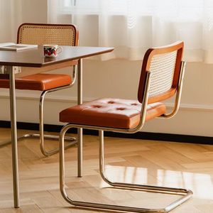 Silla de comedor tapizada en cuero con estructura metálica y respaldo de ratán, estilo nórdico moderno para sala de estar, cafetería, hotel, restaurante - Product Image 4