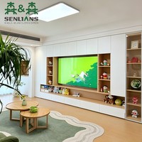 Meuble TV mural moderne et minimaliste blanc cassé et chêne avec deux colonnes de présentation ouvertes, longue étagère en bois et vitrine en verre