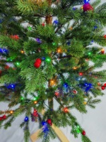 Arbre de Noël artificiel en PE pré-éclairé en gros, arbre de Noël vert réaliste avec lumières LED multicolores pour la décoration des fêtes