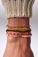 Bracelets populaires à faible MOQ en pierres naturelles superposées et perles d'eau douce, avec breloque en or 18 carats et perles facettées minuscules, ensemble de bracelets en pierres précieuses pour cadeau