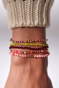 Bracelets populaires à faible MOQ en pierres naturelles superposées et perles d'eau douce, avec breloque en or 18 carats et perles facettées minuscules, ensemble de bracelets en pierres précieuses pour cadeau - Product Image 2