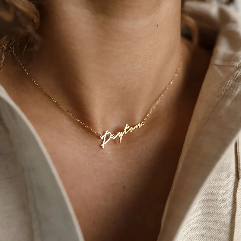 カスタマイズされたステンレス鋼の名前のネックレス女性のためのパーソナライズされたペンダントネームプレートチョーカーゴールドネックレスはカッティングチェーンを刻印します