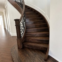 Escalier en colimaçon en bois massif courbé sur mesure, directement de l'usine, avec balustrade en fer forgé pour l'intérieur de la villa