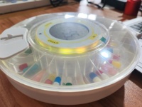 Distributeur de pilules intelligent Bluetooth OEM pour usage domestique, capacité de 28 jours, configuration via application, alertes sonores/lumineuses, verrouillage par clé, grand écran LCD, ABS