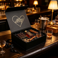 Schwarze Whiskey-Geschenkbox mit Bernsteinfarbener Flasche Drei Zigarren Zigarrenschneider Becher Schokoladenriegel Verpackung Großhandel Zippo Luxus-Geschenkset