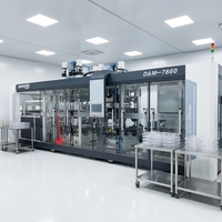 Multi-station thermoformmachine voor het produceren van plastic clamshells, fruitbakjes en vershouddozen voor supermarkten