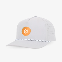 Casquette de golf sportive perforée à visière incurvée de haute qualité, fabriquée au Vietnam (OEM/ODM), avec logo personnalisé en caoutchouc/PVC et cordon.