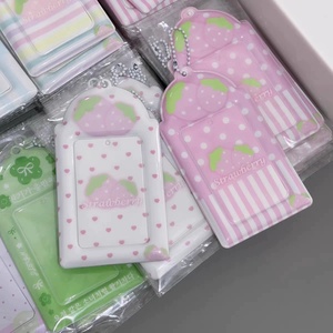 Porta Tarjetas con Diseño de Alas y Notas Rosadas, Mini Porta Tarjetas con Rejilla, Porta Fotos de 3 Pulgadas con Diseño de Fresa, Cubierta para Fotos DIY Estilo INS - Product Image 1