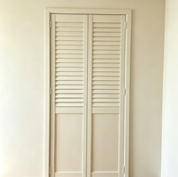 Porte de placard à persiennes en bois massif, moderne et élégante, personnalisable, pour cuisine, salle de bain, salon