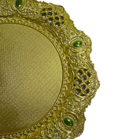 Assiette de présentation dorée Woju Opulent de 13 pouces, en plastique électroplaqué, avec bordure verte ornée de pierres, pour la décoration de table de dîner formelle