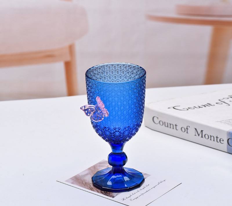 Tasse bleue 270 ml avec motif papillon rose sculpté, verre à pied.