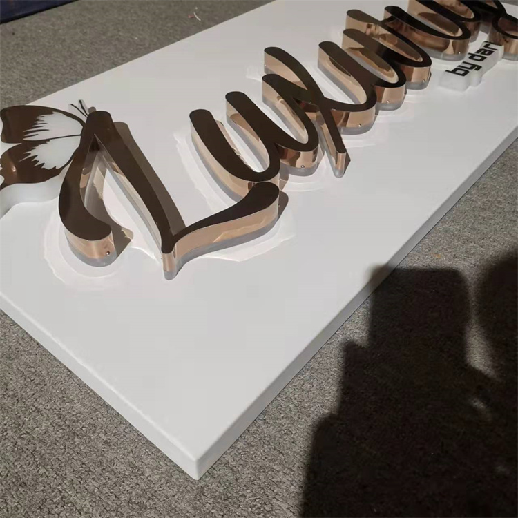 Настенный знак на заказ, светодиодный зеркальный знак из нержавеющей стали цвета розового золота с подсветкой и белой задней панелью